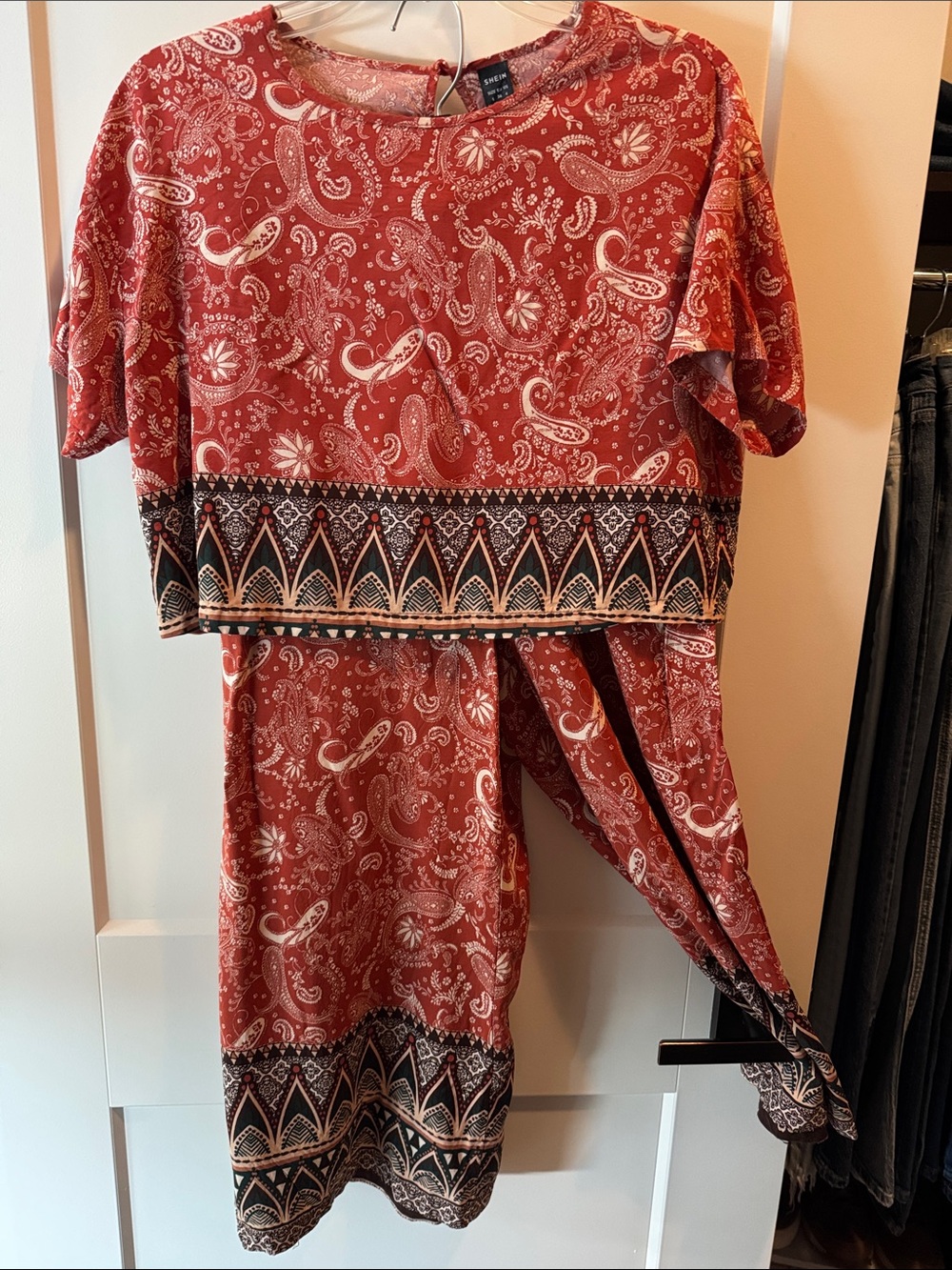 SHEIN Paisley Cropped Set with Border Print